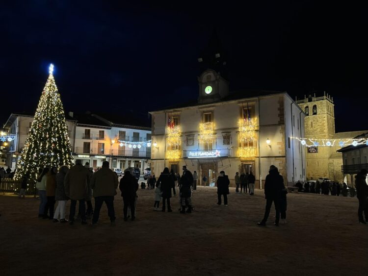 La plaza riazana iluminada por Navidad./ REDES SOCIALES AYTO. RIAZA