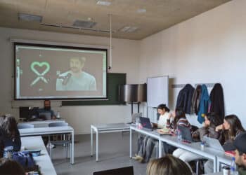 Jorge Martínez comparte su visión creativa con los estudiantes del Máster en Comunicación con Fines Sociales de la UVa 1 Jorge Martínez en la jornada celebrada en la UVa para los estudiantes del Máster en Comunicación con Fines Sociales. / Ana Sebastián