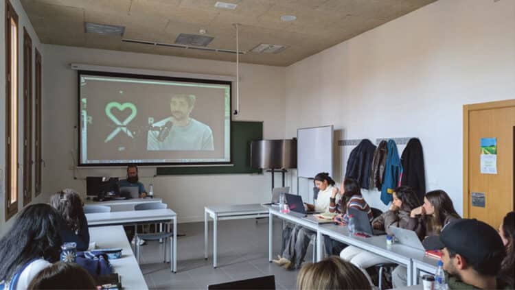 Jorge Martínez comparte su visión creativa con los estudiantes del Máster en Comunicación con Fines Sociales de la UVa 1 Jorge Martínez en la jornada celebrada en la UVa para los estudiantes del Máster en Comunicación con Fines Sociales. / Ana Sebastián