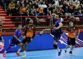 Edu Reig busca el lanzamiento en un instante del duelo entre Balonmano Nava y Torrelavega./LUIS PALOMEQUE