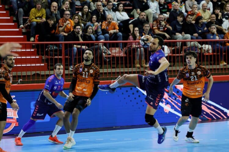 El Nava cae de pie ante Torrelavega 1 Edu Reig busca el lanzamiento en un instante del duelo entre Balonmano Nava y Torrelavega./LUIS PALOMEQUE