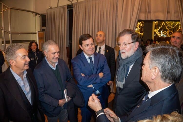Rajoy alerta en Segovia de los peligros que acechan a nuestra democracia 1 Recepción a Mariano Rajoy y Fernández Mañueco en la noche de este martes en el Teatro Juan Bravo de Segovia.. Héctor Criado