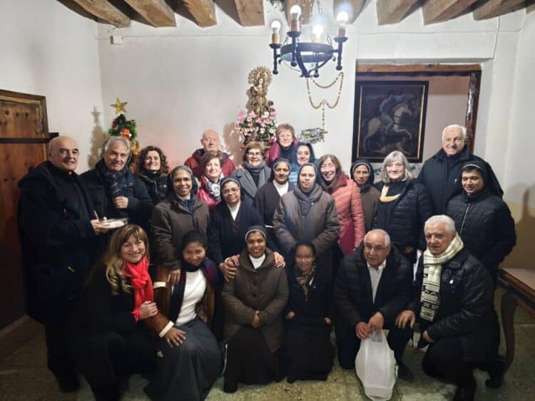 Grupo Coral de Fuentepelayo junto a las monjas Clarisas / JUAN CRUZ SERRANO