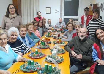 Grupo de participantes en los talleres de Cruz Roja / LOURDES MATARRANZ