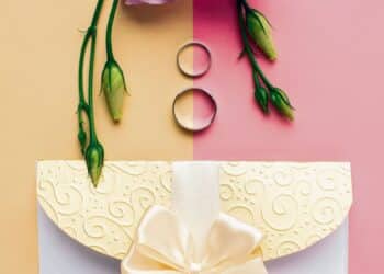 Los sobres con dinero son el regalo más habitual en las bodas actuales./ FREEPIK