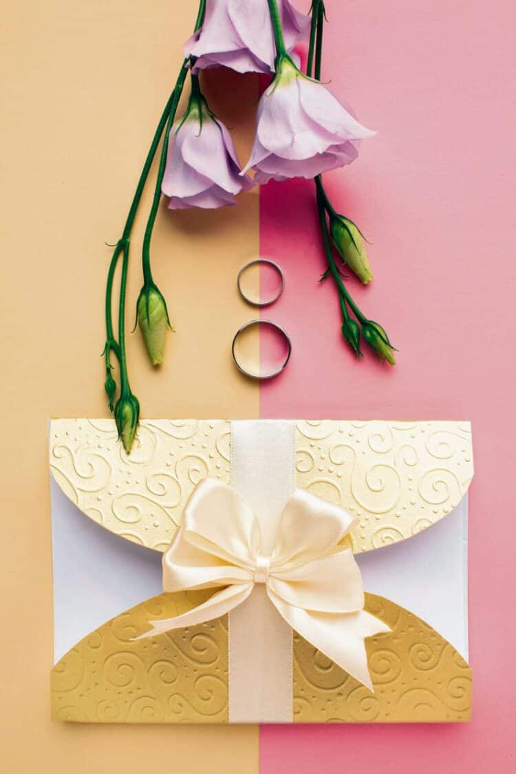 Los sobres con dinero son el regalo más habitual en las bodas actuales./ FREEPIK