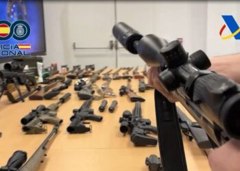 En la provincia abulense se descubrió un taller clandestino con 44 armas de fuego y un vehículo bélico blindado con un cañón ametrallador de gran calibre.