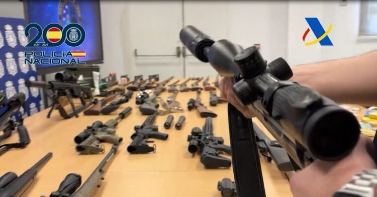 Desarticulada en Ávila y Madrid una organización criminal acusada defraudar 300 millones de euros en el sector de hidrocarburos 1 En la provincia abulense se descubrió un taller clandestino con 44 armas de fuego y un vehículo bélico blindado con un cañón ametrallador de gran calibre.