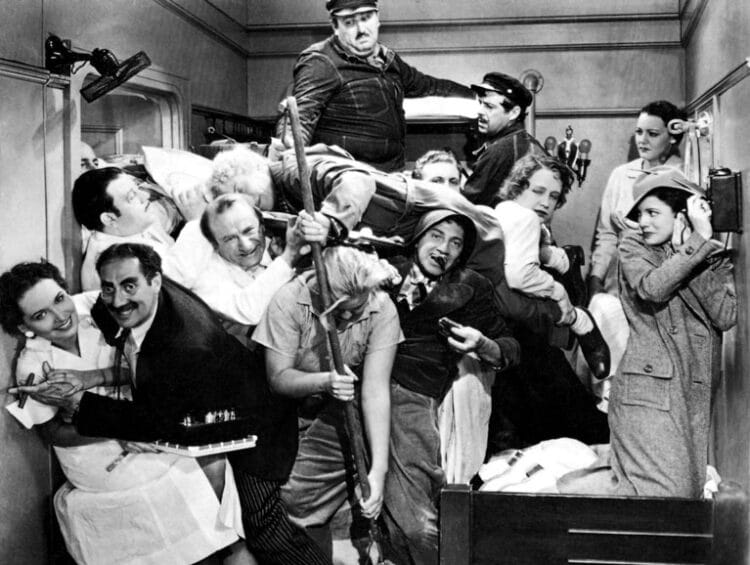 Fetichismos de cine 1 La icónica escena del camarote de “Una noche en la ópera” de Los Hermanos Marx.