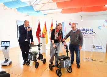 Familia cede un robot social y dos andadores inteligentes a la residencia 'La Fuencisla' / ICAL