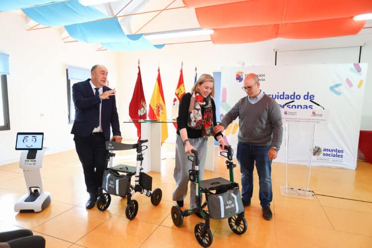 Familia cede un robot social y dos andadores inteligentes a la residencia 'La Fuencisla' 1 Familia cede un robot social y dos andadores inteligentes a la residencia 'La Fuencisla' / ICAL