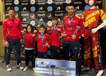 La delegación del club segoviano posa con las medallas durante la cita celebrada en Córdoba./CLUB VICTORIA