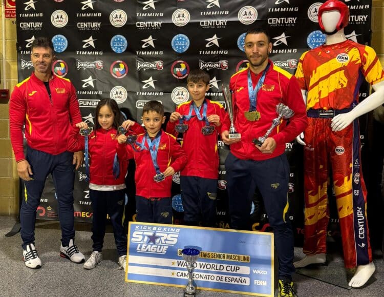 La delegación del club segoviano posa con las medallas durante la cita celebrada en Córdoba./CLUB VICTORIA