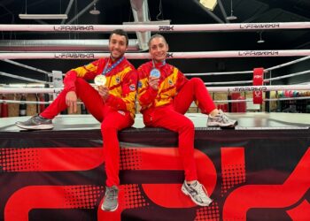 Marta González y Sergio de Diego posan con las medallas mundiales en Abu Dhabi./CLUB VICTORIA