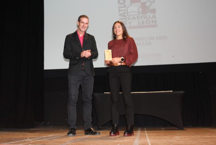 Marina Muñoz recibió la medalla de bronce federativa durante la gala./FTCYL