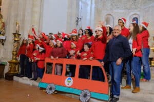 Multitudinaria y exitosa clausura de la 43 Muestra Provincial de Villancicos de Fuentepelayo 2 Actuación musical de una de las agrupaciones participantes / DIEGO GÓMEZ