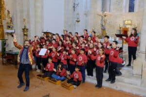 Multitudinaria y exitosa clausura de la 43 Muestra Provincial de Villancicos de Fuentepelayo 3 Actuación musical de una de las agrupaciones participantes / DIEGO GÓMEZ