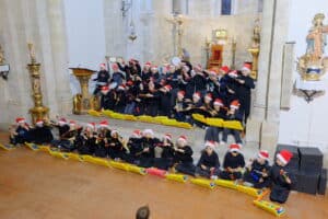 Multitudinaria y exitosa clausura de la 43 Muestra Provincial de Villancicos de Fuentepelayo 4 Actuación musical de una de las agrupaciones participantes / DIEGO GÓMEZ