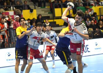 Rui Baptista trata de superar a un rival en un instante del partido en el Guerreros Naveros./AMADOR MARUGÁN