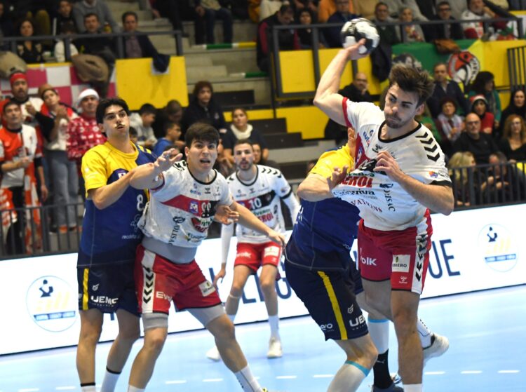 El BM Nava se va al parón navideño en descenso 1 Rui Baptista trata de superar a un rival en un instante del partido en el Guerreros Naveros./AMADOR MARUGÁN