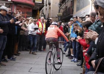 En Navidad, el público convierte la calle Real en un puerto del Tour de Francia./ E. A.