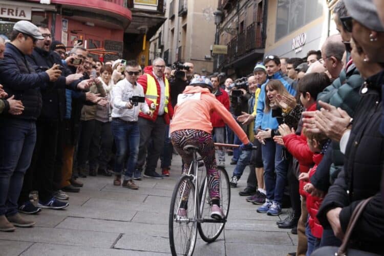 En Navidad, el público convierte la calle Real en un puerto del Tour de Francia./ E. A.