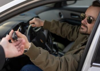 Adiós a bajarte del coche para esquivar el control: el Tribunal Supremo obliga a someterse a la alcoholemia aunque no estés conduciendo 15 Control alcoholímetro