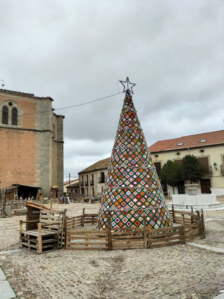 Martín Muñoz de las Posadas recibe la Navidad con luz, color y alegría 1 Árbol de Navidad de crochet / ASOCIACIÓN DE AMIGOS DEL PATRIMONIO, NATURAL, HISTÓRICO Y CULTURAL DE MARTÍN MUÑOZ DE LAS POSADAS
