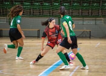 Paula en una acción del encuentro copero entre Segosala y Les Corts celebrado en el Pedro Delgado./HÉCTOR CRIADO