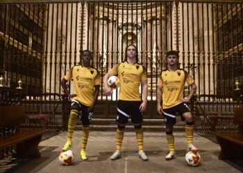 Los jugadores de la Segoviana posan con la nueva tercera equipación./J.MARTÍN-G.SEGOVIANA