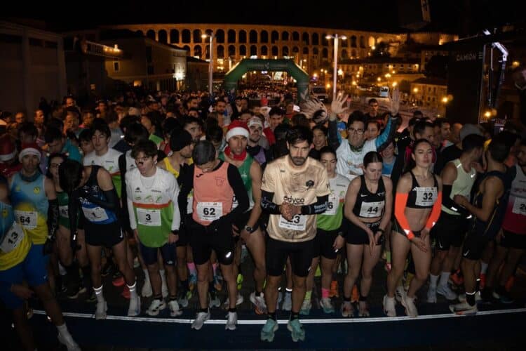 Momentos previos a la salida de la XXXV San Silvestre. / HÉCTOR CRIADO