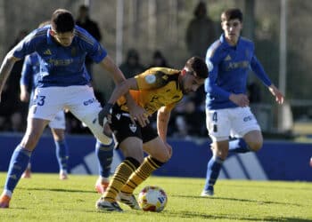 Ivo protege la pelota ante un rival durante un instante de partido entre Segoviana y Oviedo Vetusta./J.MARTÍN-G.SEGOVIANA