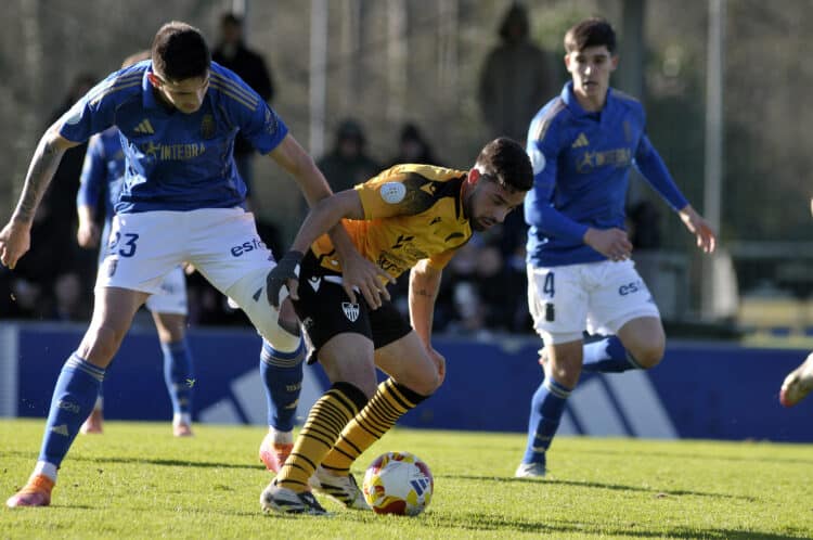 Ivo protege la pelota ante un rival durante un instante de partido entre Segoviana y Oviedo Vetusta./J.MARTÍN-G.SEGOVIANA