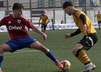 René protege la pelota ante un rival durante un instante del encuentro entre Segoviana y Bergantiños celebrado en Carballo./J.MARTÍN-G.SEGOVIANA