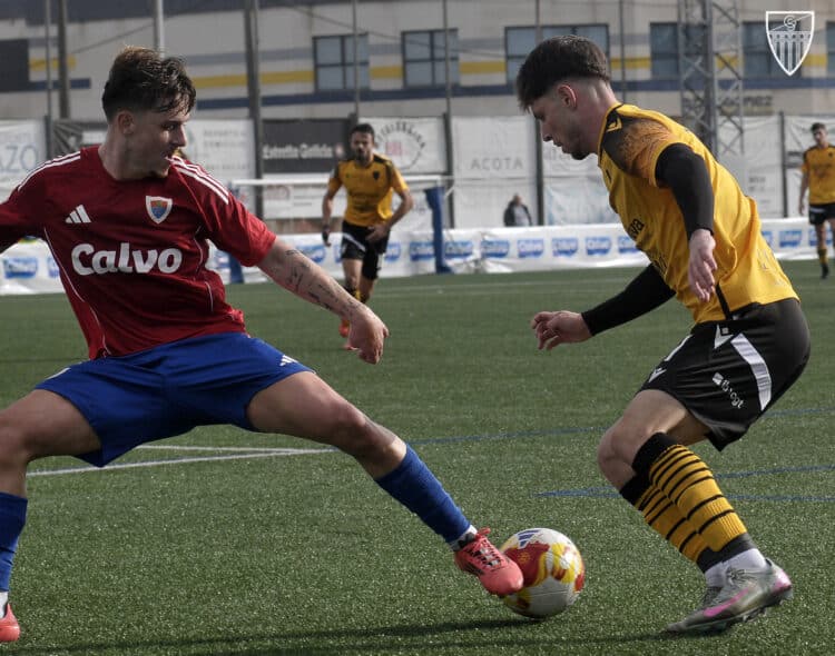 Debacle gimnástica ante el Bergantiños 1 René protege la pelota ante un rival durante un instante del encuentro entre Segoviana y Bergantiños celebrado en Carballo./J.MARTÍN-G.SEGOVIANA
