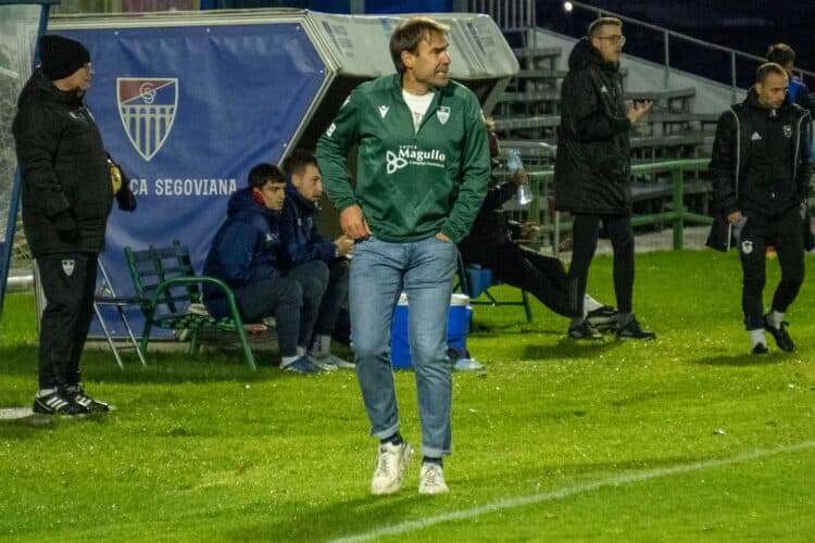 Iñaki Bea: “El mercado invernal no es prioritario a día de hoy” 1 Iñaki Bea, con gesto de preocupación durante el encuentro frente al Langreo./HÉCTOR CRIADO