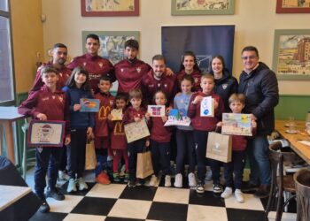 Los ganadores del Concurso de postales navideñas posan con los jugadores del primer equipo masculino y femenino./J.MARTÍN-G.SEGOVIANA