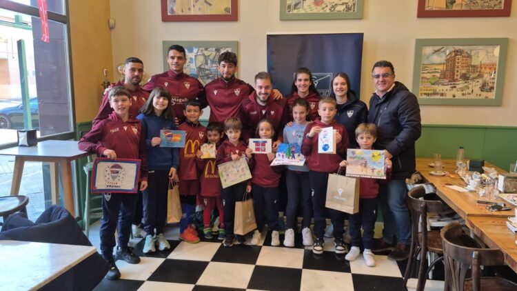 La Segoviana despide el 2025 entre postales y deporte 1 Los ganadores del Concurso de postales navideñas posan con los jugadores del primer equipo masculino y femenino./J.MARTÍN-G.SEGOVIANA