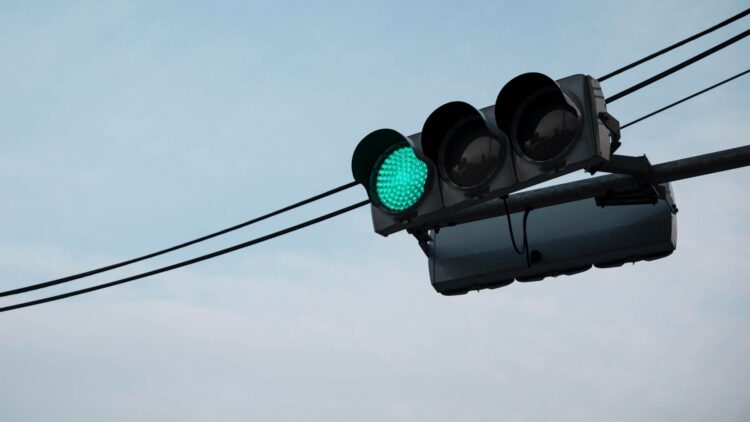 Adiós al verde de los semáforos: en Japón los semáforos dan paso en azul y la historia que hay detrás es fascinante