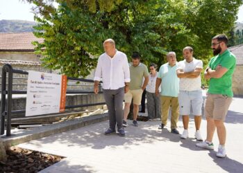 El presidente de la Diputación revisa uno de los proyectos 2025./DIPUTACIÓN DE SEGOVIA