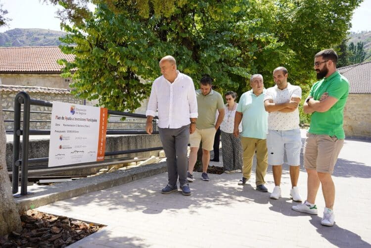 El presidente de la Diputación revisa uno de los proyectos 2025./DIPUTACIÓN DE SEGOVIA