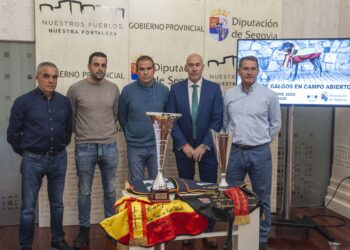 Foto de familia durante la presentación de la tercera edición de la Copa de Galgos en Campo Abierto./DIPUTACIÓN