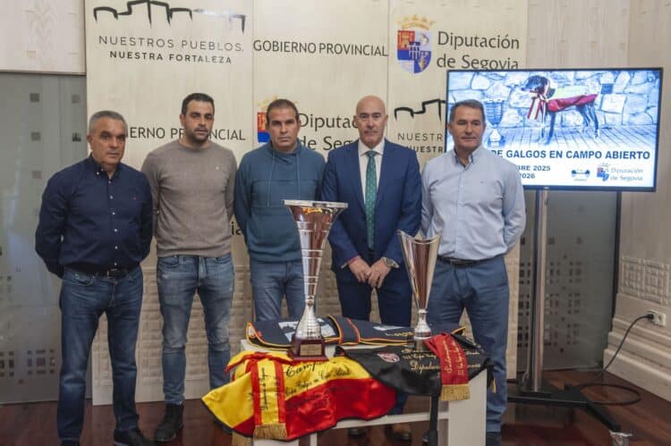 Foto de familia durante la presentación de la tercera edición de la Copa de Galgos en Campo Abierto./DIPUTACIÓN