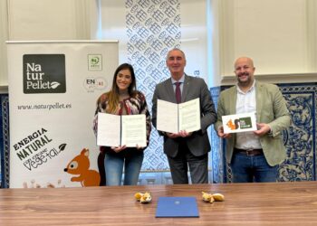 María José Tapia, en representación de Naturpellet, durante la firma junto a José Mazarías y Jesús Garrido./AYUNTAMIENTO