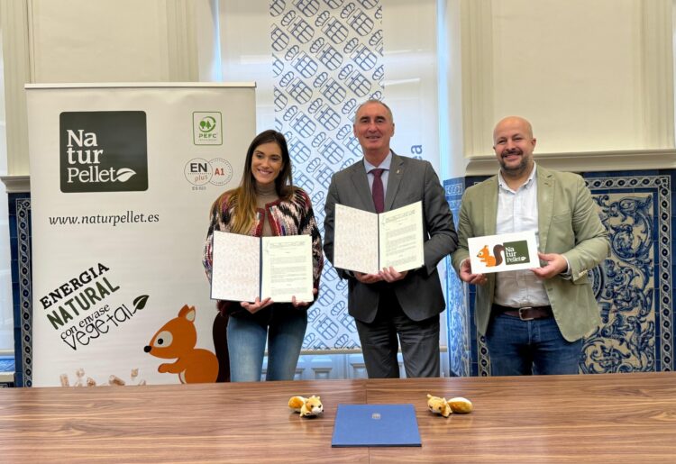 María José Tapia, en representación de Naturpellet, durante la firma junto a José Mazarías y Jesús Garrido./AYUNTAMIENTO