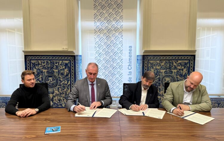 Un instante durante la renovación del convenio de cesión de las instalaciones deportivas municipales./AYUNTAMIENTO