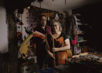 Mar y Raúl en su tienda-taller artesanal de Ayllón / EL HADA LEANAN