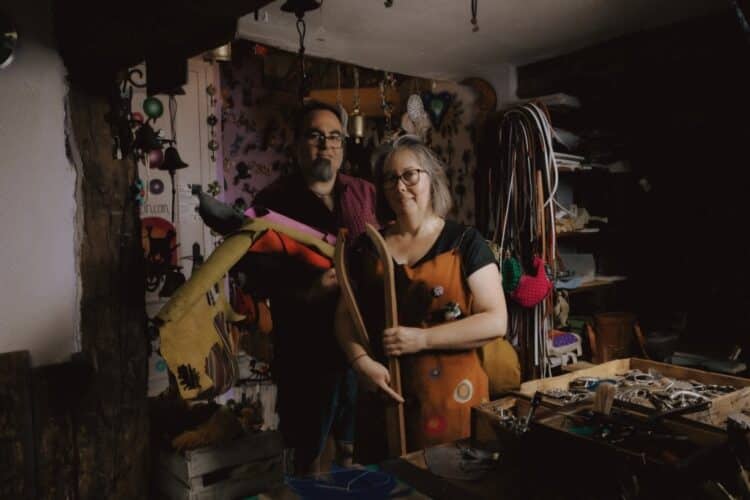 Mar y Raúl en su tienda-taller artesanal de Ayllón / EL HADA LEANAN