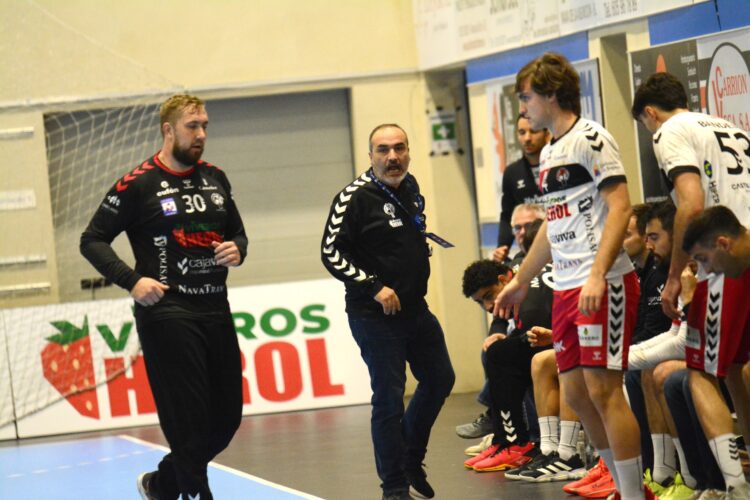 Senovilla da instrucciones durante un instante del duelo entre Balonmano Nava y Guadalajara./AMADOR MARUGÁN