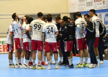 Álvaro Senovilla da instrucciones durante un instante del duelo entre BM Nava y Guadalajara./AMADOR MARUGÁN